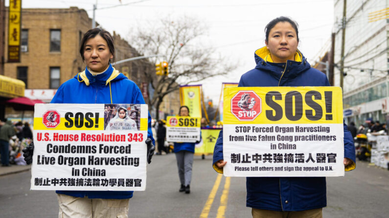 Practicantes de Falun Gong participan en un desfile en Brooklyn, Nueva York, en el que se pone de relieve la persecución de su fe por parte del régimen chino, el 26 de febrero de 2023. (Chung I Ho/The Epoch Times)
