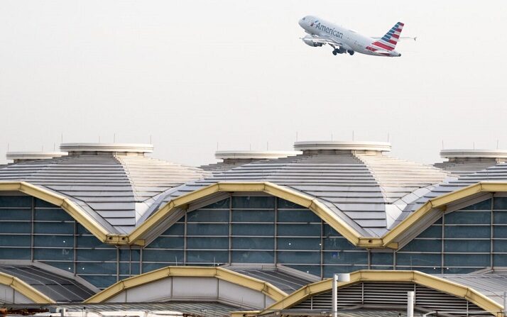 Un avión Airbus A319 de American Airlines despega frente a la terminal del Aeropuerto Nacional Ronald Reagan de Washington en Arlington, Virginia, el 11 de enero de 2023. (Saul Loeb/AFP vía Getty Images)

