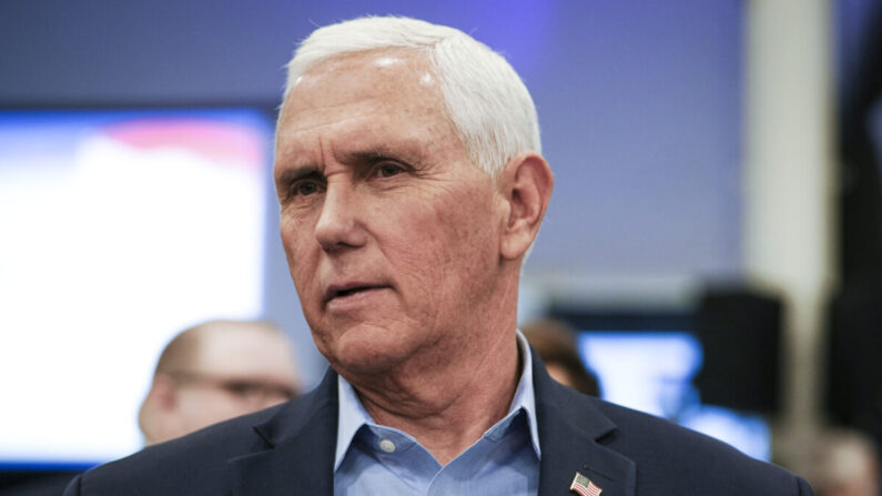 El exvicepresidente Mike Pence se reúne con invitados en la Iowa Faith & Freedom Coalition, en Clive, Iowa, el 22 de abril de 2023. (Madalina Vasiliu/The Epoch Times)
