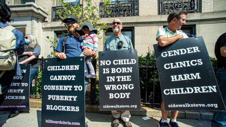 Los manifestantes se paran frente al Boston Children's Hospital en Boston, el 18 de septiembre de 2022. (Joseph Prezioso/AFP vía Getty Images)