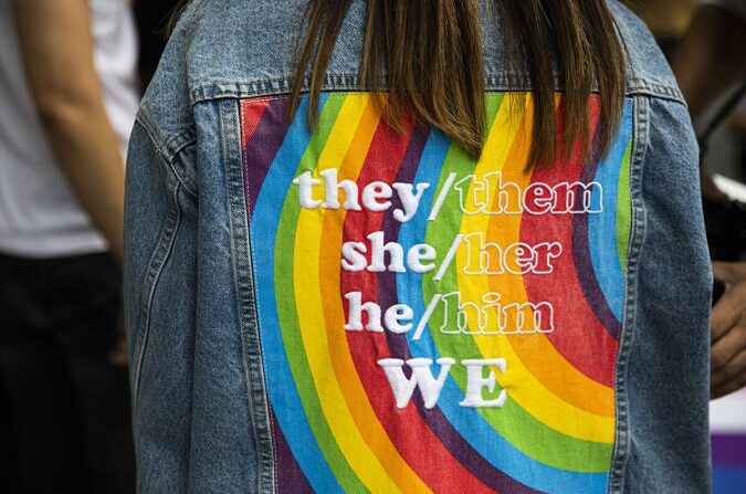 Pronombres en una chaqueta. (Lauren DeCicca/Getty Images)
