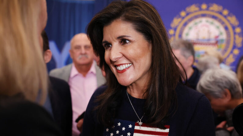 La candidata presidencial republicana y ex embajadora ante la ONU Nikki Haley saluda a los votantes en un acto municipal en Bedford, N.H., el 26 de abril de 2023. (Spencer Platt/Getty Images)
