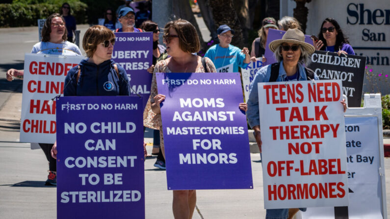 Defensores de la Detransición protestan fuera de la conferencia anual de la Sociedad Endocrina Pediátrica celebrada en San Diego, California, el 6 de mayo de 2023. (John Fredricks/The Epoch Times)