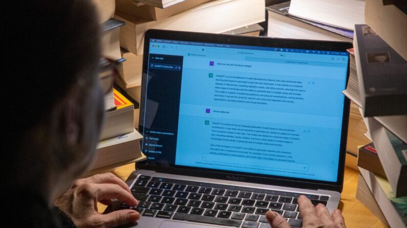 El software de inteligencia artificial ChatGPT, que genera conversaciones similares a las humanas, se ve en una laptop, el 3 de febrero de 2023. (Nicolas Maeterlinck/Belga Mag/AFP vía Getty Images)
