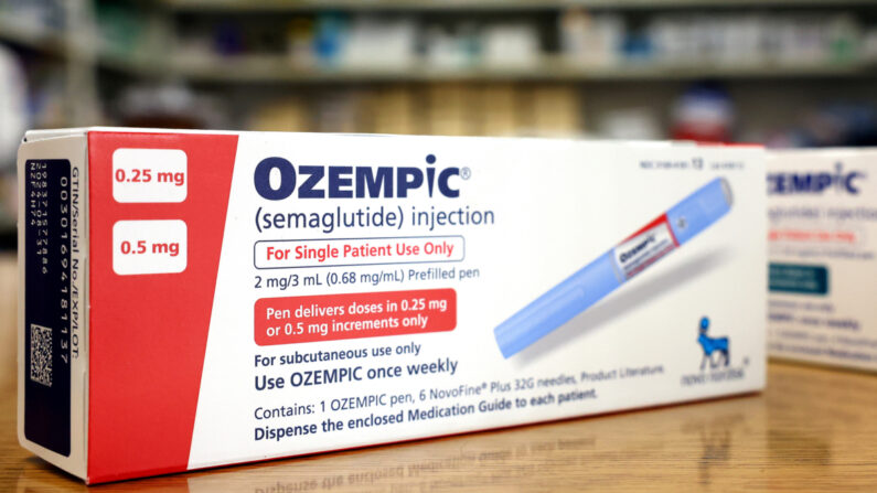 En esta ilustración fotográfica, cajas del medicamento para la diabetes Ozempic descansan sobre el mostrador de una farmacia el 17 de abril de 2023 en Los Ángeles, California. (Mario Tama/Getty Images)