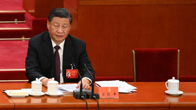 El presidente de China, Xi Jinping, se sienta junto al puesto vacío del expresidente Hu Jintao durante la ceremonia de clausura del XX Congreso del Partido Comunista Chino en el Gran Salón del Pueblo en Pekín el 22 de octubre de 2022.( Noel Celis/AFP via Getty Images)