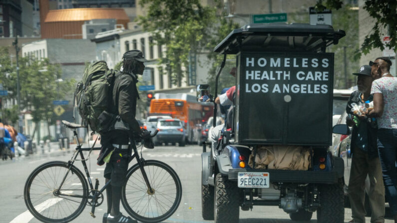 Trabajadores de Homeless Health Care Los Angeles distribuyen artículos en el barrio Skid Row de Los Angeles el 16 de mayo de 2023. (John Fredricks/The Epoch Times)