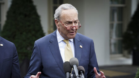 Schumer promete conseguir los paquetes de gasto mientras que el GOP de “línea dura” pide transparencia