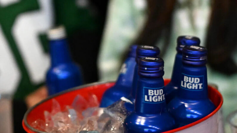 Botellas de cerveza Bud Light en City Tap House en Filadelfia, Pensilvania, el 12 de febrero de 2023. (Mark Makela/Getty Images)
