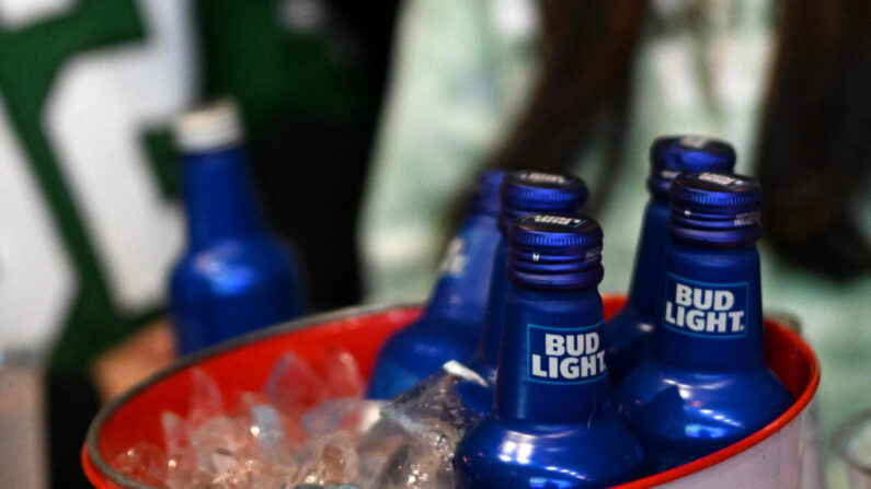 Latas de cerveza Bud Light en City Tap House de Filadelfia el 12 de febrero de 2023. (Mark Makela/Getty Images)
