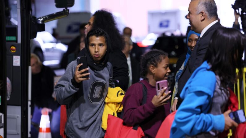 Inmigrantes ilegales llegan a la terminal de la Autoridad Portuaria de la ciudad de Nueva York, el 3 de mayo de 2023. (Michael M. Santiago/Getty Images)
