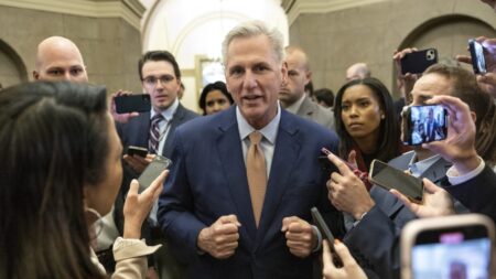 McCarthy respalda el esfuerzo para borrar los impeachments de Trump