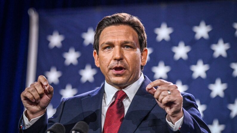 El gobernador de Florida, Ron DeSantis, habla en el Centro de Convenciones de Tampa, Florida, el 8 de noviembre de 2022. (Giorgio Viera/AFP vía Getty Images)
