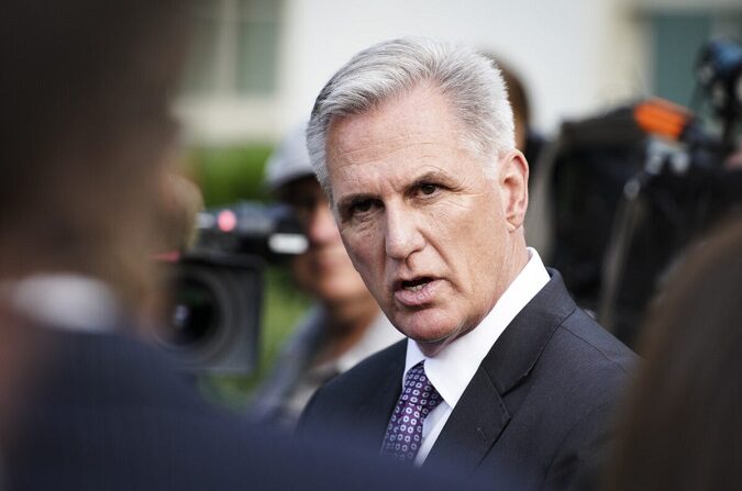 El presidente de la Cámara de Representantes, Kevin McCarthy (R-Calif.), habla con la prensa tras reunirse con el presidente Joe Biden para hablar sobre el límite de la deuda en la Casa Blanca, en Washington, el 22 de mayo de 2023. (Madalina Vasiliu/The Epoch Times)
