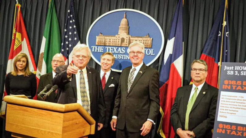 El senador estatal republicano de Texas Paul Bettencourt (centro), Tan Parker (tercero desde la izquierda) y el vicegobernador republicano Dan Patrick (segundo desde la izquierda) realizaron una conferencia de prensa en el Capitolio de Texas, en Austin, Texas, el 14 de marzo de 2023. (Cortesía Equipo Bettencourt)
