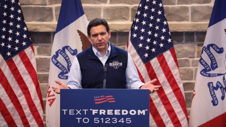 El candidato presidencial republicano, el gobernador de Florida Ron DeSantis, habla a los invitados durante un acto de campaña en Pella, Iowa, el 31 de mayo de 2023. (Scott Olson/Getty Images)
