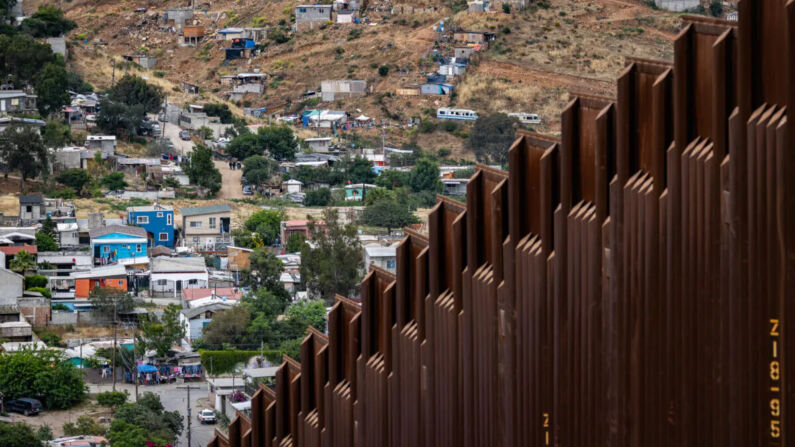 Tijuana, México vista a través del muro fronterizo de EE. UU. cerca de San Diego, California, el 31 de mayo de 2023. (John Fredricks/The Epoch Times)
