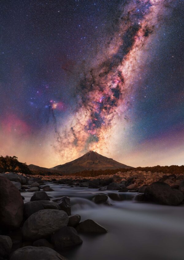 "Vía Láctea elevándose sobre Stony River y el monte Taranaki" por Brendan Larsen. (Cortesía de Brendan Larsen)