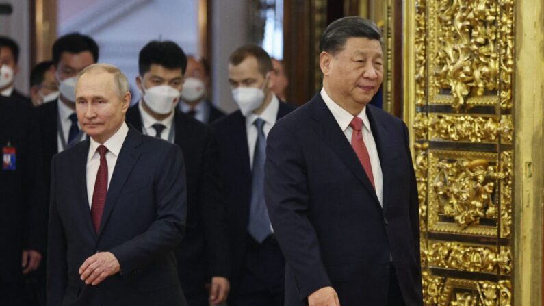 El presidente ruso Vladimir Putin se reúne con el líder chino Xi Jinping en el Kremlin de Moscú el 21 de marzo de 2023. (MIKHAIL TERESHCHENKO/SPUTNIK/AFP vía Getty Images)