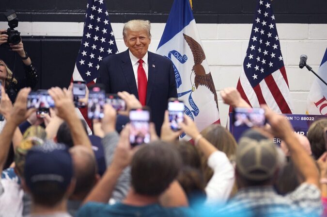 El expresidente Donald Trump saluda a sus seguidores en un acto de formación de líderes voluntarios del Equipo Trump celebrado en el Complejo Comunitario de Grimes, Iowa, el 1 de junio de 2023. (Scott Olson/Getty Images)
