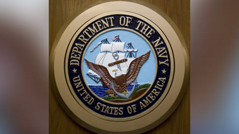 El sello del Departamento de Marina de EE. UU. cuelga de la pared del Pentágono en Washington el 24 de febrero de 2009. (Paul J. Richards/AFP vía Getty Images)