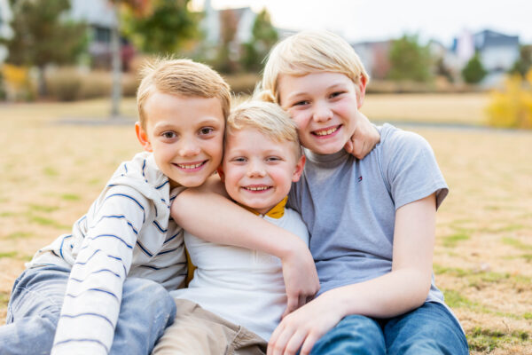 Los hijos de Lauren y David: (I-D) Caleb, Noah y Ethan. (Cortesía de Eleanor Stenner Photography vía Lauren Eden)