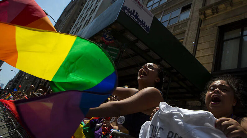 Los manifestantes caminan por la Quinta Avenida durante la Marcha del Orgullo Gay de 2014, el 29 de junio de 2014 en la ciudad de Nueva York. (Foto de Eric Thayer/Getty Images)