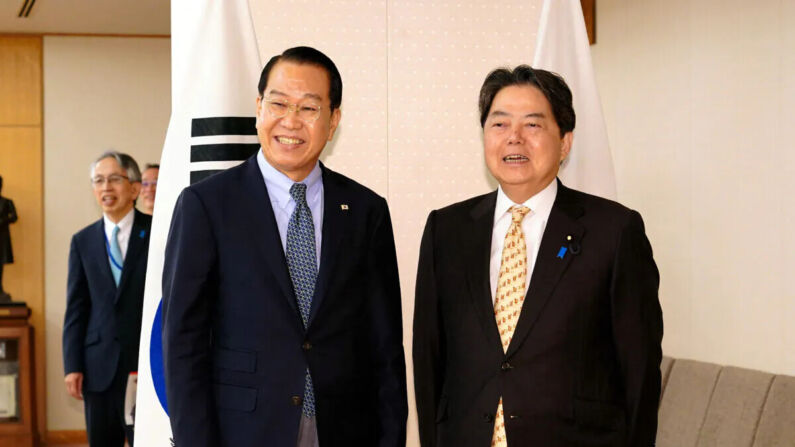 El ministro de Relaciones Exteriores de Japón, Yoshimasa Hayashi (Der.), posa con el ministro de Unificación de Corea del Sur, Kwon Young-se (frente a la Izq.), durante la visita de este último a Tokio, el 23 de marzo de 2023. (Japan Pool/JIJI Press/AFP vía Getty Images)