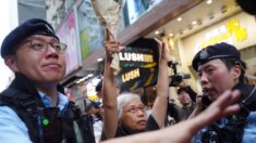 Policía envía vehículos blindados antiterroristas para desalojar a hongkoneses de luto por el 4 de junio