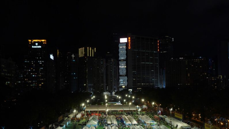 El Parque Victoria de Hong Kong, que solía ser el lugar de la vigilia anual con velas del 4 de junio, ha sido alquilado a organizaciones progubernamentales para celebrar un mercadillo. Cintas rodean las zonas desocupadas. 4 de junio de 2023. (Benson Lau/The Epoch Times)
