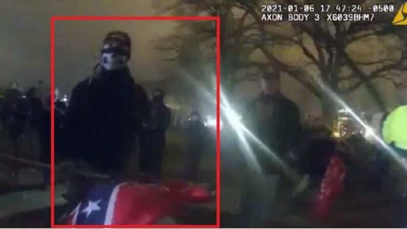 En esta imagen de vídeo, David Alan Blair, en el interior de un cuadrado rojo, se enfrenta a agentes de la ley en Washington el 6 de enero de 2021. (Departamento de Policía Metropolitana vía The Epoch Times)