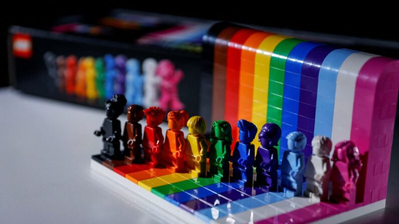 El nuevo juego de figuras con los colores del arco iris del fabricante danés de bloques de juguete Lego "Todo el mundo es increíble", el 3 de junio de 2021. (Thomas Samson/AFP vía Getty Images)