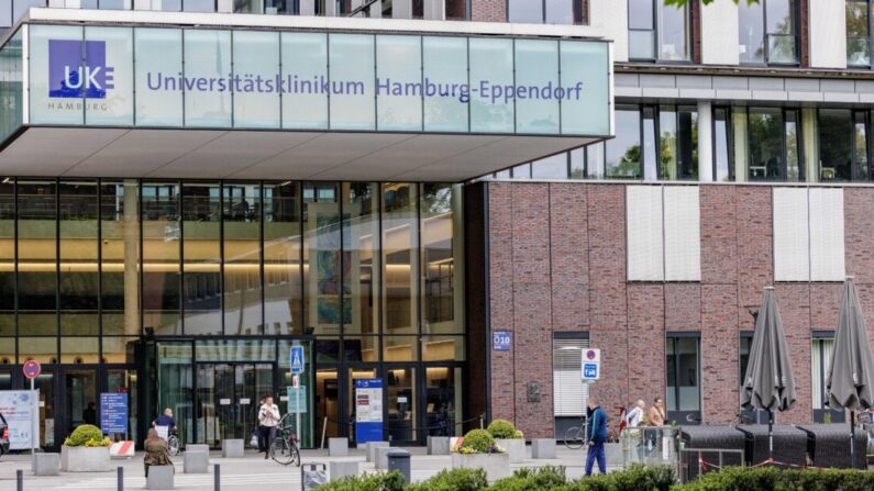 El Centro Médico Universitario Hamburgo-Eppendorf —visto aquí el 30 de mayo de 2022— lleva a cabo procedimientos para transexuales, como la "labioplastia" y el aumento de mamas. Los datos recogidos de 104 pacientes transexuales informaron a dos estudios que descubrieron que las cirugías transexuales no mejoran la salud mental y hacen que las personas se sientan más solas que las que evitan por completo la intervención quirúrgica. (Axel Heimken/DPA/Getty Images)