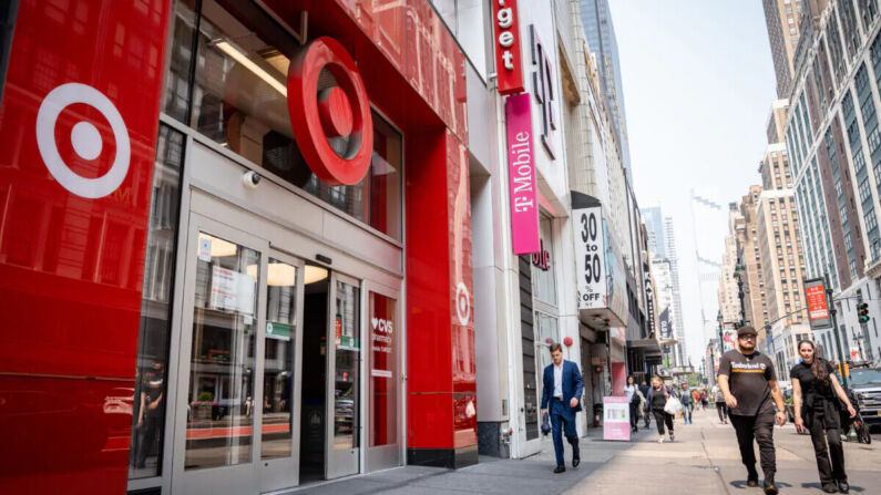 La gente pasa frente a una tienda Target en la ciudad de Nueva York, el 6 de junio de 2023. (Samira Bouaou/The Epoch Times)