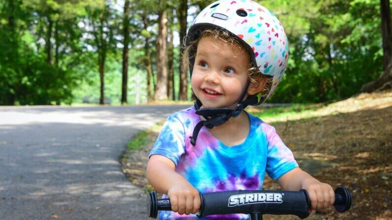 Las bicicletas ofrecen a los niños una forma de experimentar un poco de libertad y responsabilidad. (Barrett Ward/Unsplash)