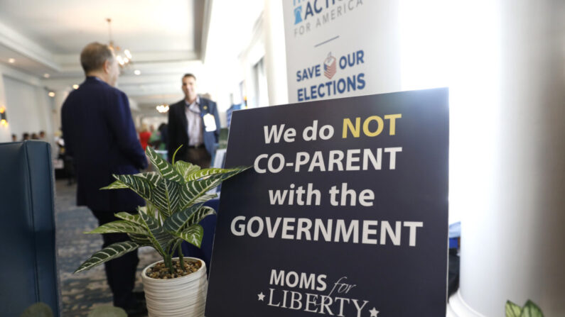 Un cartel que dice "no compartimos nuestra paternidad con el gobierno" en un pasillo durante la Cumbre inaugural de Moms for Liberty, en Tampa, Florida, el 15 de julio de 2022. (Octavio Jones/Getty Images)