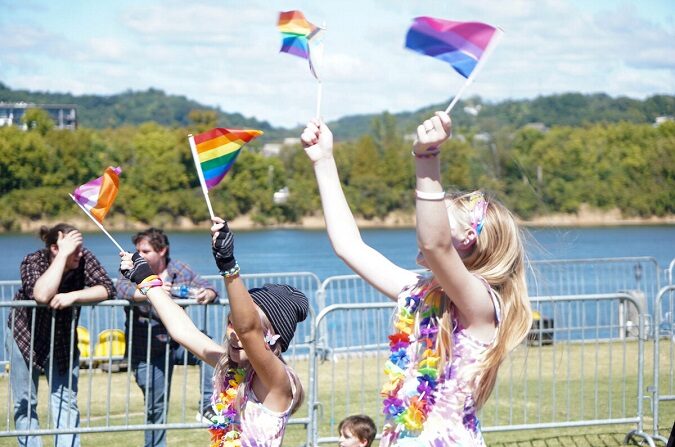 Unos niños animan mientras unos artistas drag bailan en el desfile del Orgullo Gay de Chattanooga, Tennessee, el 2 de octubre de 2022. (Jackson Elliott/The Epoch Times)
