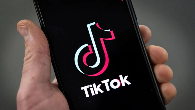 Logotipo de TikTok en un iPhone en Londres, el 28 de febrero de 2023. (Dan Kitwood/Getty Images)