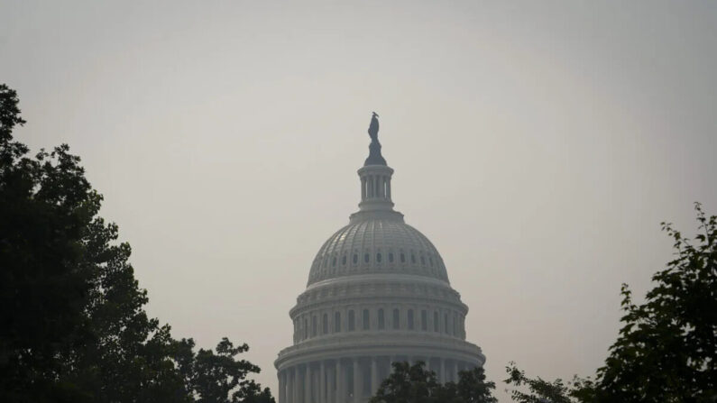 El edificio del Capitolio de EE.UU. bajo una neblina de humo causada por los recientes incendios forestales de Canadá, en Washington, la mañana del 8 de junio de 2023. (Madalina Vasiliu/The Epoch Times)

