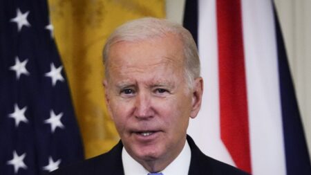 Biden se anota un triunfo tras rechazo de la Corte Suprema a casos federales sobre mandato de vacunas