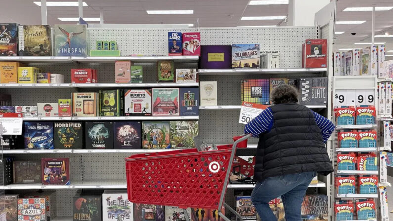 Un cliente de Target mira una exhibición de juegos de mesa mientras compra en la tienda Target, en San Francisco, California, el 15 de diciembre de 2022. (Justin Sullivan/Getty Images)
