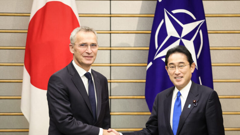 El secretario general de la OTAN, Jens Stoltenberg (izq.), estrecha la mano del primer ministro de Japón, Fumio Kishida, en Tokio, el 31 de enero de 2023. (Takashi Aoyama/POOL/AFP vía Getty Images)