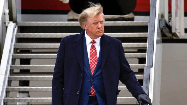 El expresidente Donald Trump desembarca de su avión en Aberdeen, Escocia, el 1 de mayo de 2023. (Jeff J Mitchell/Getty Images)
