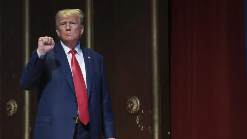 El candidato presidencial republicano, el expresidente Donald Trump, hace un gesto a la audiencia después de pronunciar comentarios en Greensboro, NC, el 10 de junio de 2023. (Win McNamee/Getty Images)
