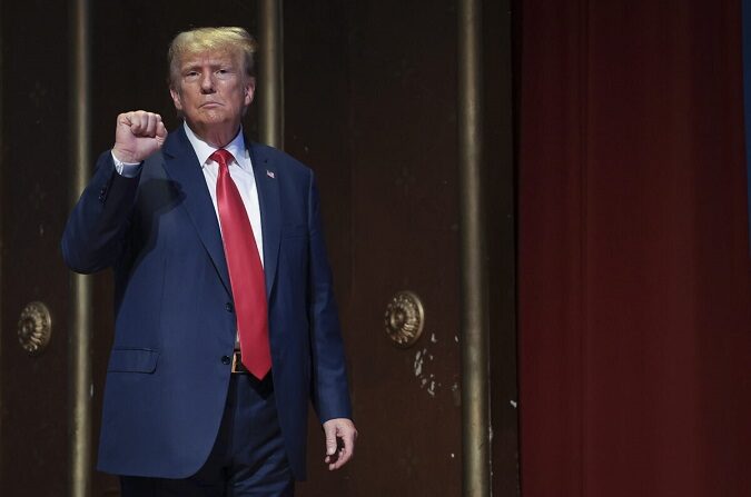 El candidato presidencial republicano y expresidente Donald Trump hace un gesto al público tras pronunciar un discurso en Greensboro, Carolina del Norte, el 10 de junio de 2023. (Win McNamee/Getty Images)
