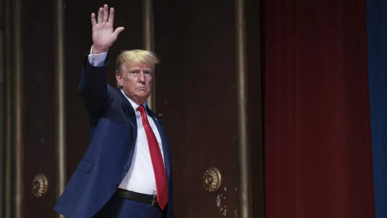 El candidato presidencial republicano, el expresidente Donald Trump, hace un gesto a la audiencia después de pronunciar un discurso en Greensboro, NC, el 10 de junio de 2023. (Win McNamee/Getty Images)
