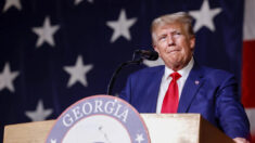 De vuelta en la campaña electoral, Trump califica como “ridículos” 37 cargos federales
