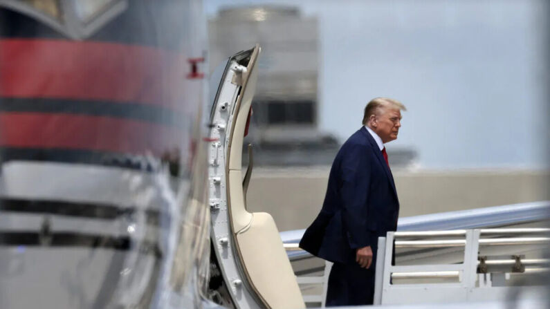 El expresidente Donald Trump llega al Aeropuerto Internacional de Miami, en Miami, Florida, el 12 de junio de 2023. (Gana McNamee/Getty Images)
