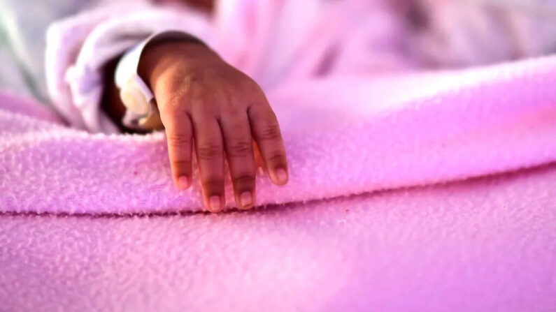 La mano de Zoe, una cuatrilliza recién nacida en el hospital de Maternidad Ramón Sardá, de Buenos Aires, Argentina, el 7 de julio de 2020. (Ronaldo Schemidt/AFP vía Getty Images)
