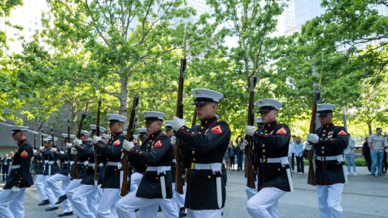 Los miembros del pelotón de perforación silenciosa del Cuerpo de Marines participan en una actuación matutina en la Zona Cero durante la Semana de la flota, en Manhattan, en la ciudad de Nueva York, el 25 de mayo de 2023. (Spencer Platt/Getty Images)
